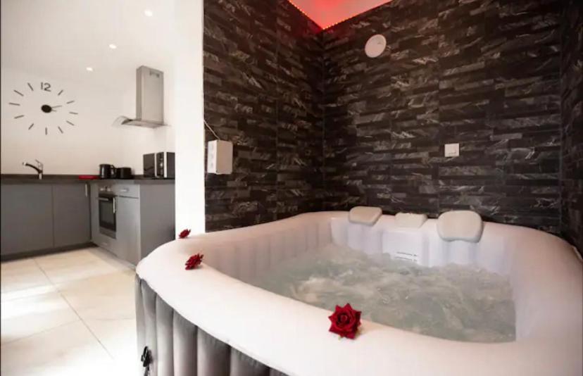 La Belle Hirondelle - Jacuzzi Apartment *